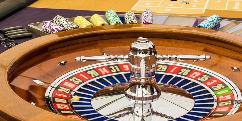 Casino roulette table